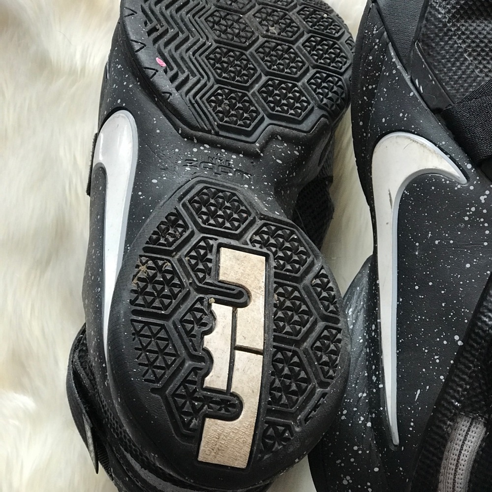 Men’s size 10 LEBRON
